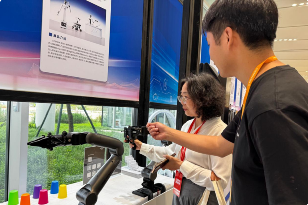 NEXFORM LITEARM 系列七轴机械臂