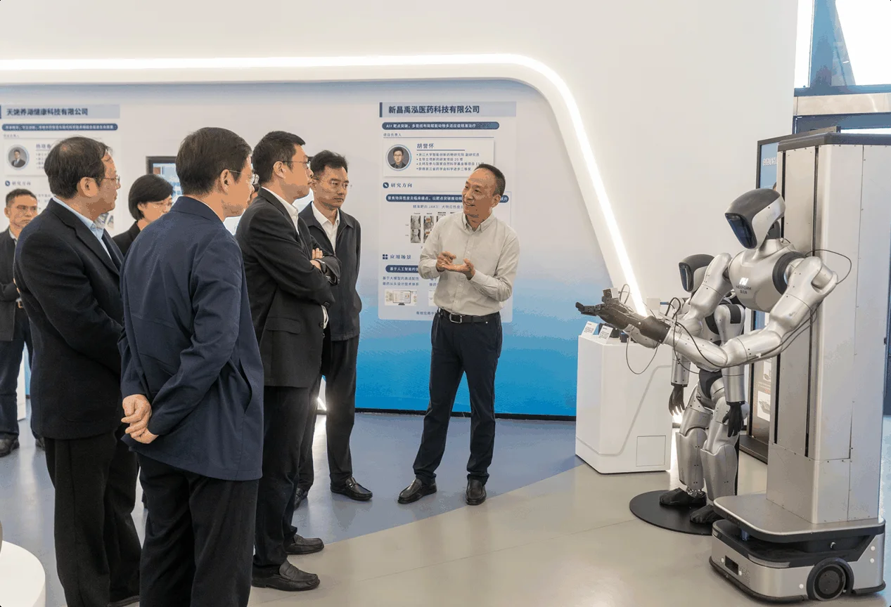 新元体集中展示 NW-1 轮式双臂机器人、N1/N2 人形机器人及 LITEARM 机械臂